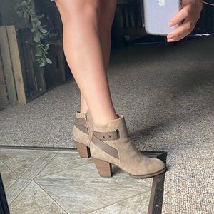 Boots/ heels/ booties